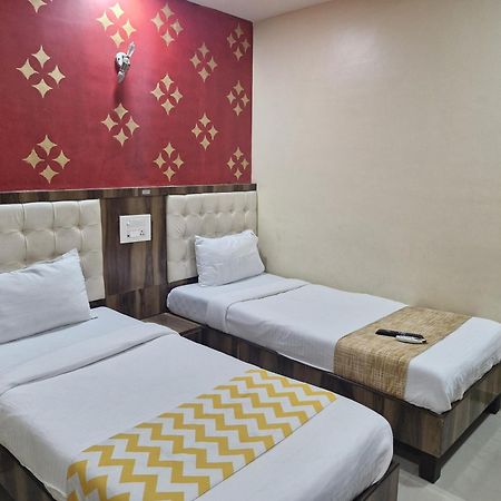Hotel Crystal Park Near Nesco Exhibition Center 뭄바이 외부 사진
