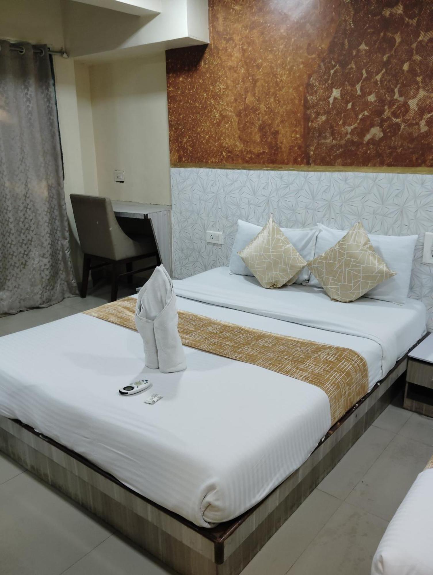 Hotel Crystal Park Near Nesco Exhibition Center 뭄바이 외부 사진