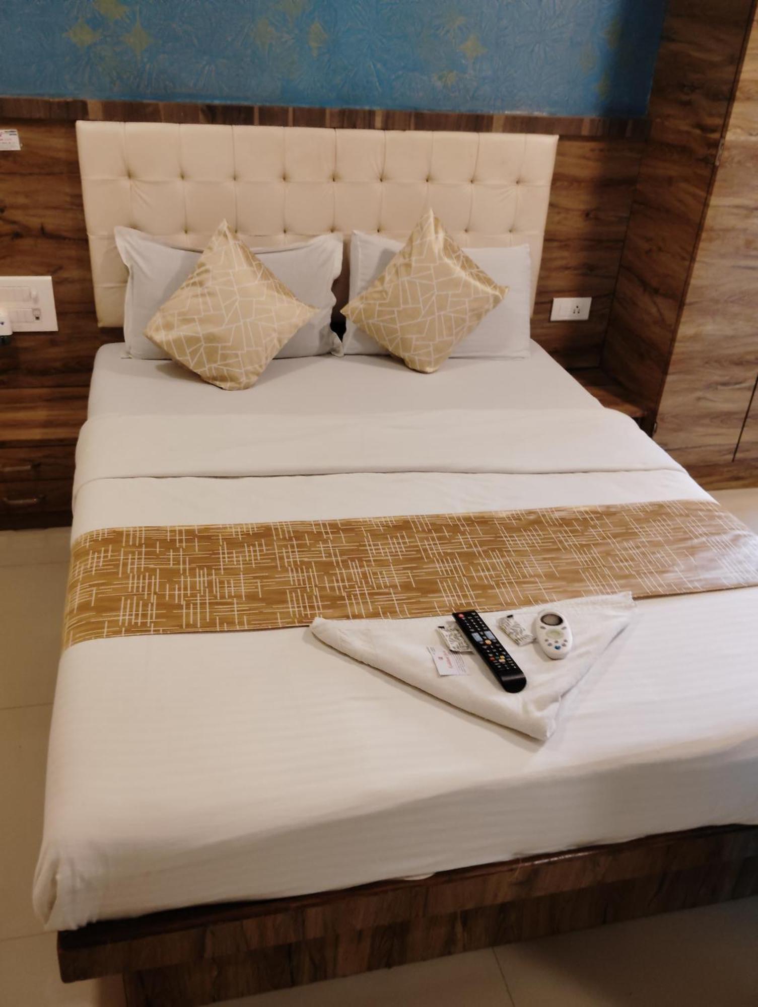 Hotel Crystal Park Near Nesco Exhibition Center 뭄바이 외부 사진