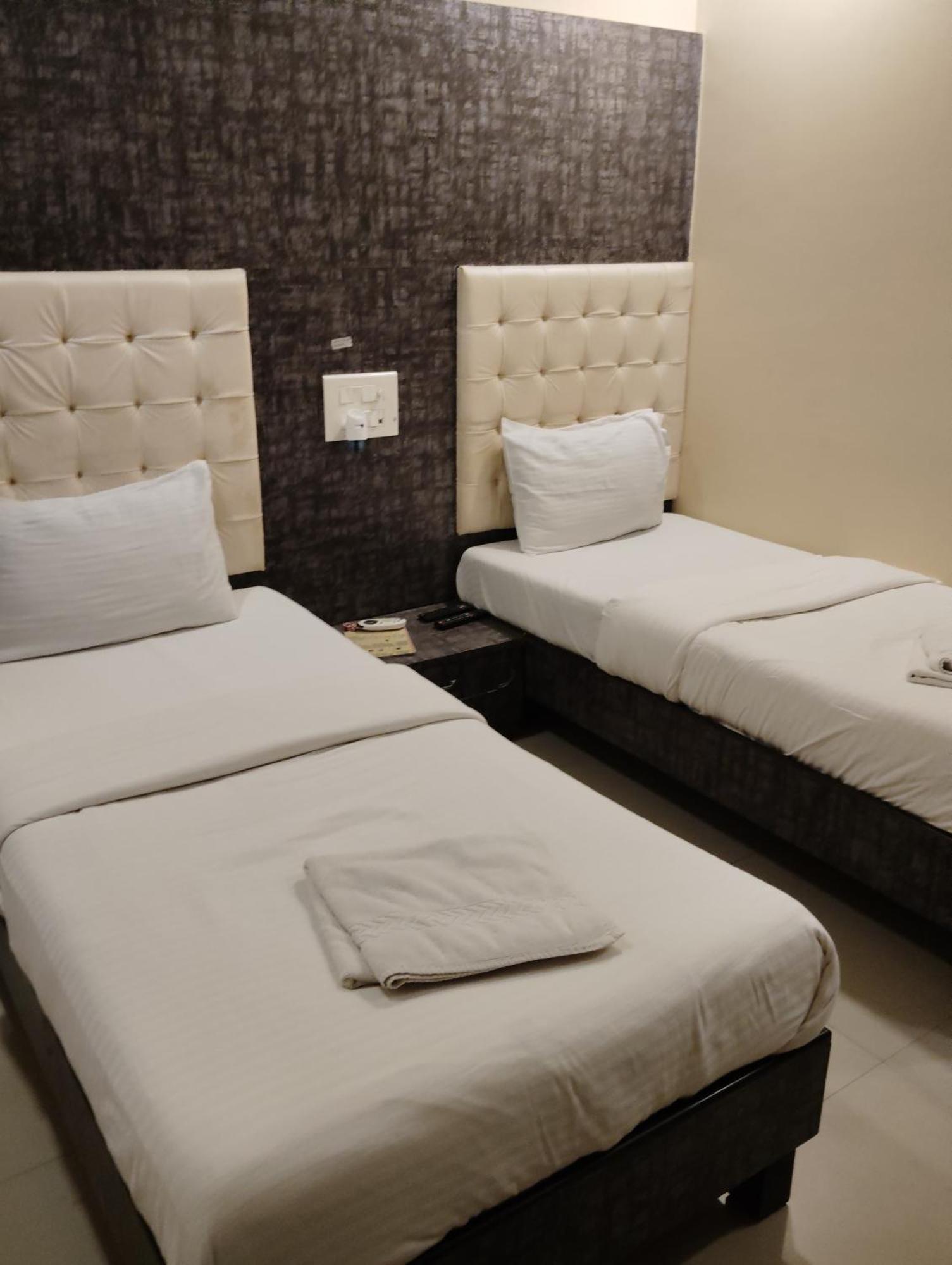 Hotel Crystal Park Near Nesco Exhibition Center 뭄바이 외부 사진