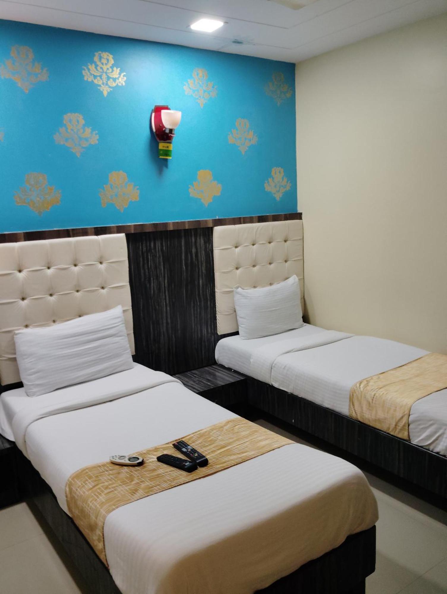 Hotel Crystal Park Near Nesco Exhibition Center 뭄바이 외부 사진
