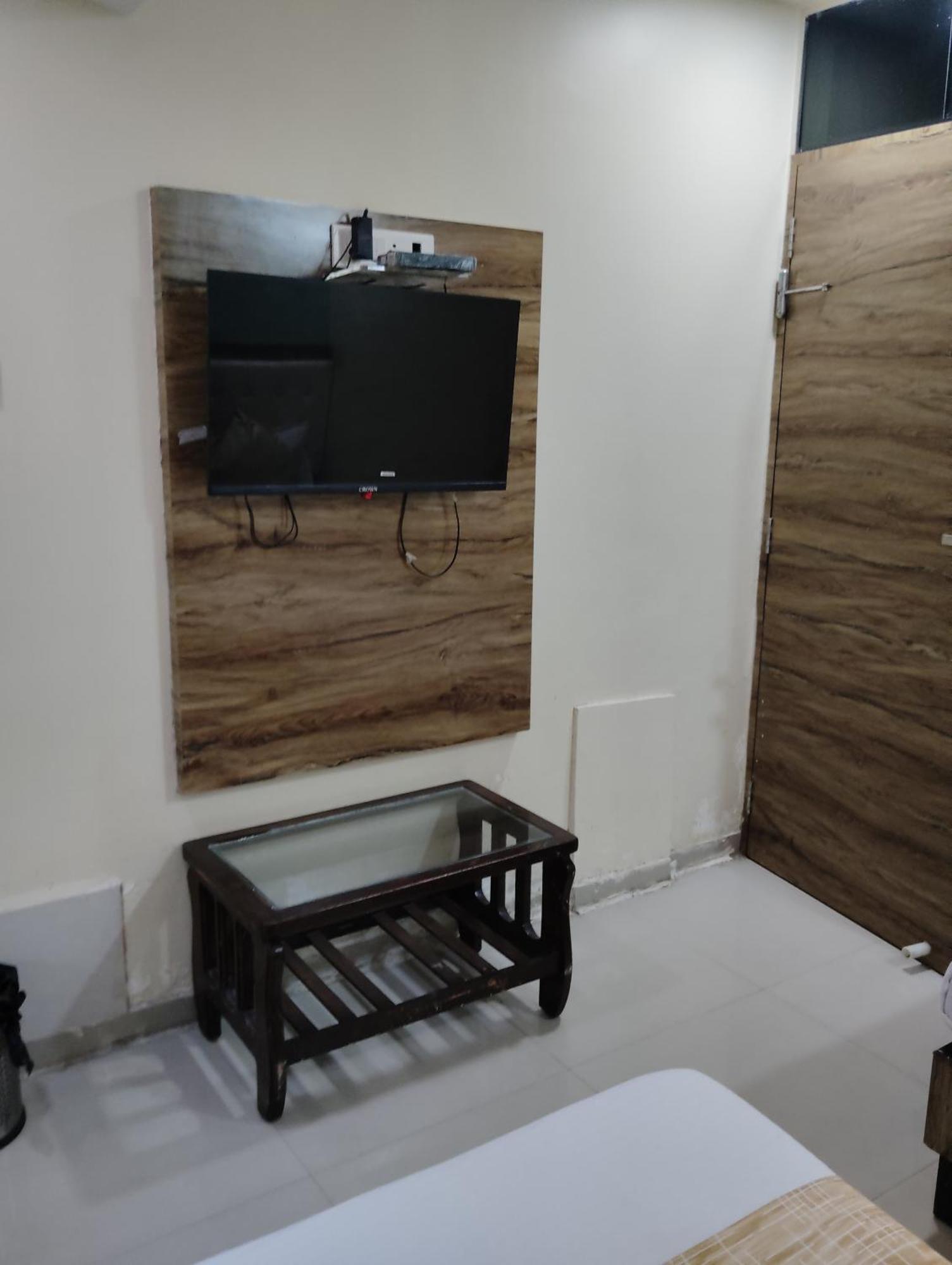 Hotel Crystal Park Near Nesco Exhibition Center 뭄바이 외부 사진
