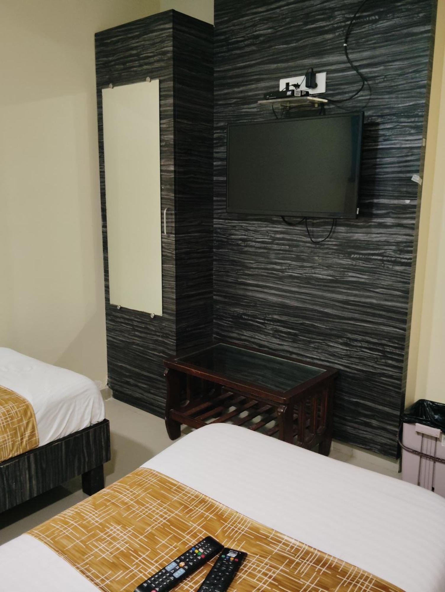 Hotel Crystal Park Near Nesco Exhibition Center 뭄바이 외부 사진