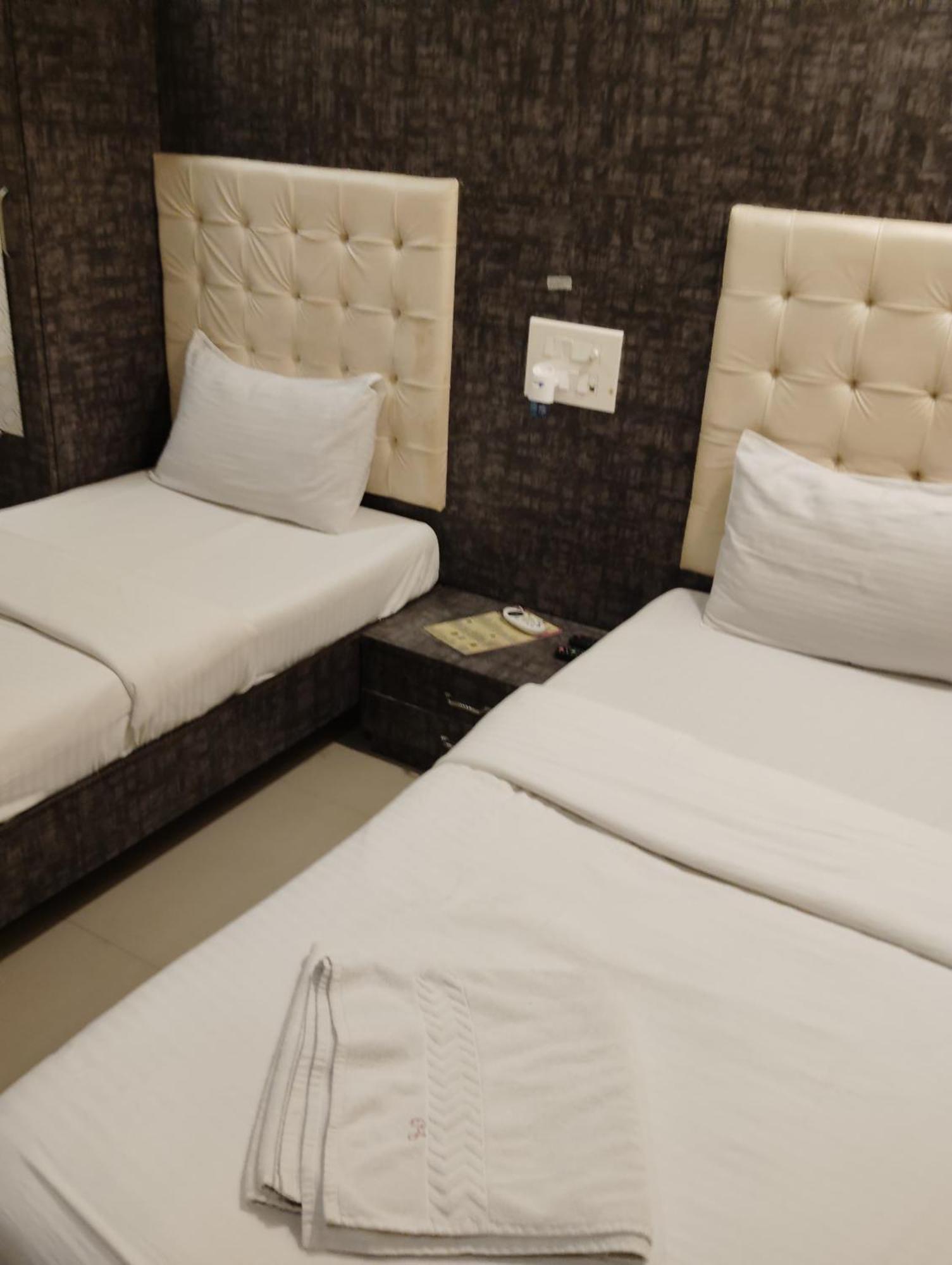 Hotel Crystal Park Near Nesco Exhibition Center 뭄바이 외부 사진