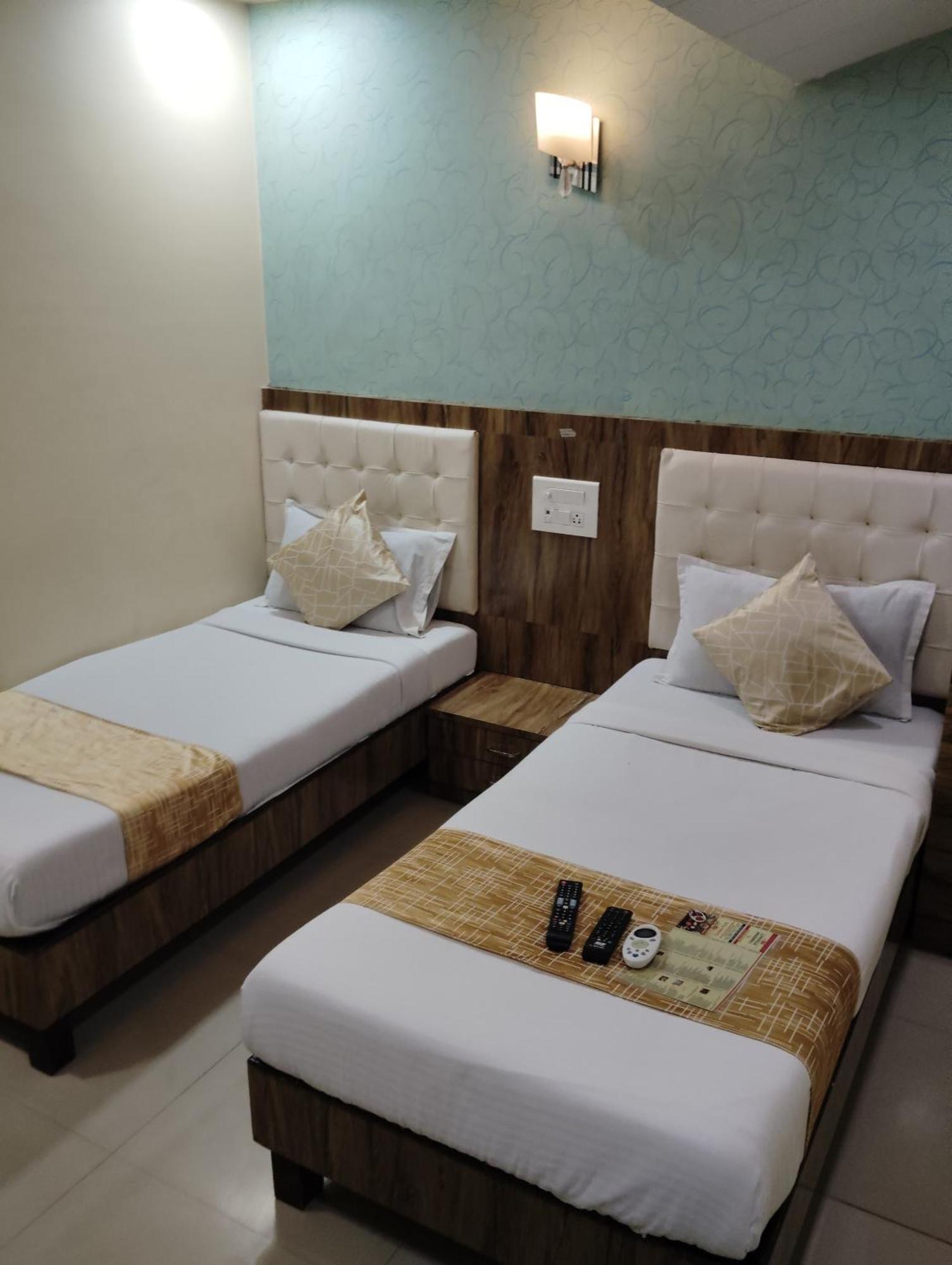 Hotel Crystal Park Near Nesco Exhibition Center 뭄바이 외부 사진