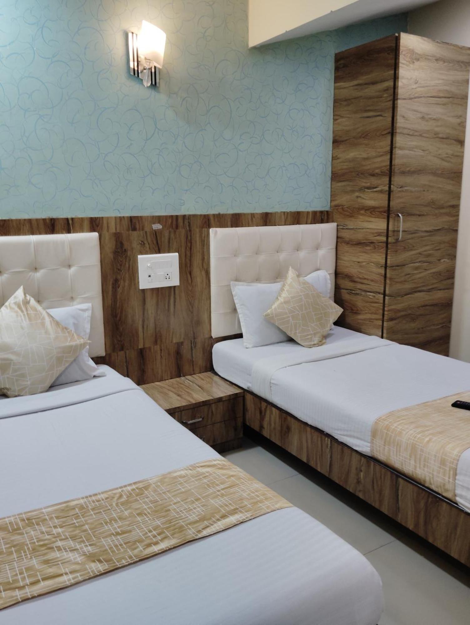 Hotel Crystal Park Near Nesco Exhibition Center 뭄바이 외부 사진