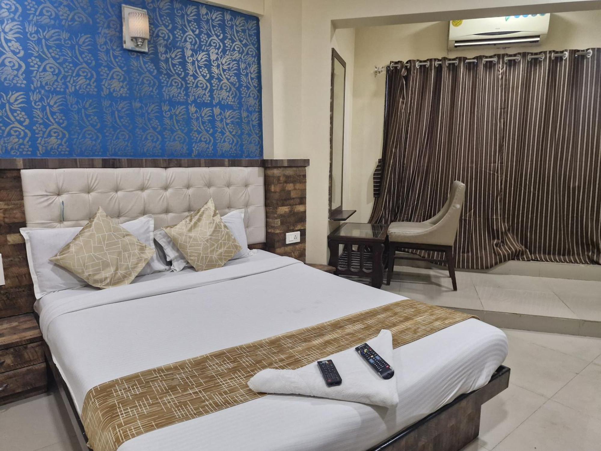 Hotel Crystal Park Near Nesco Exhibition Center 뭄바이 외부 사진