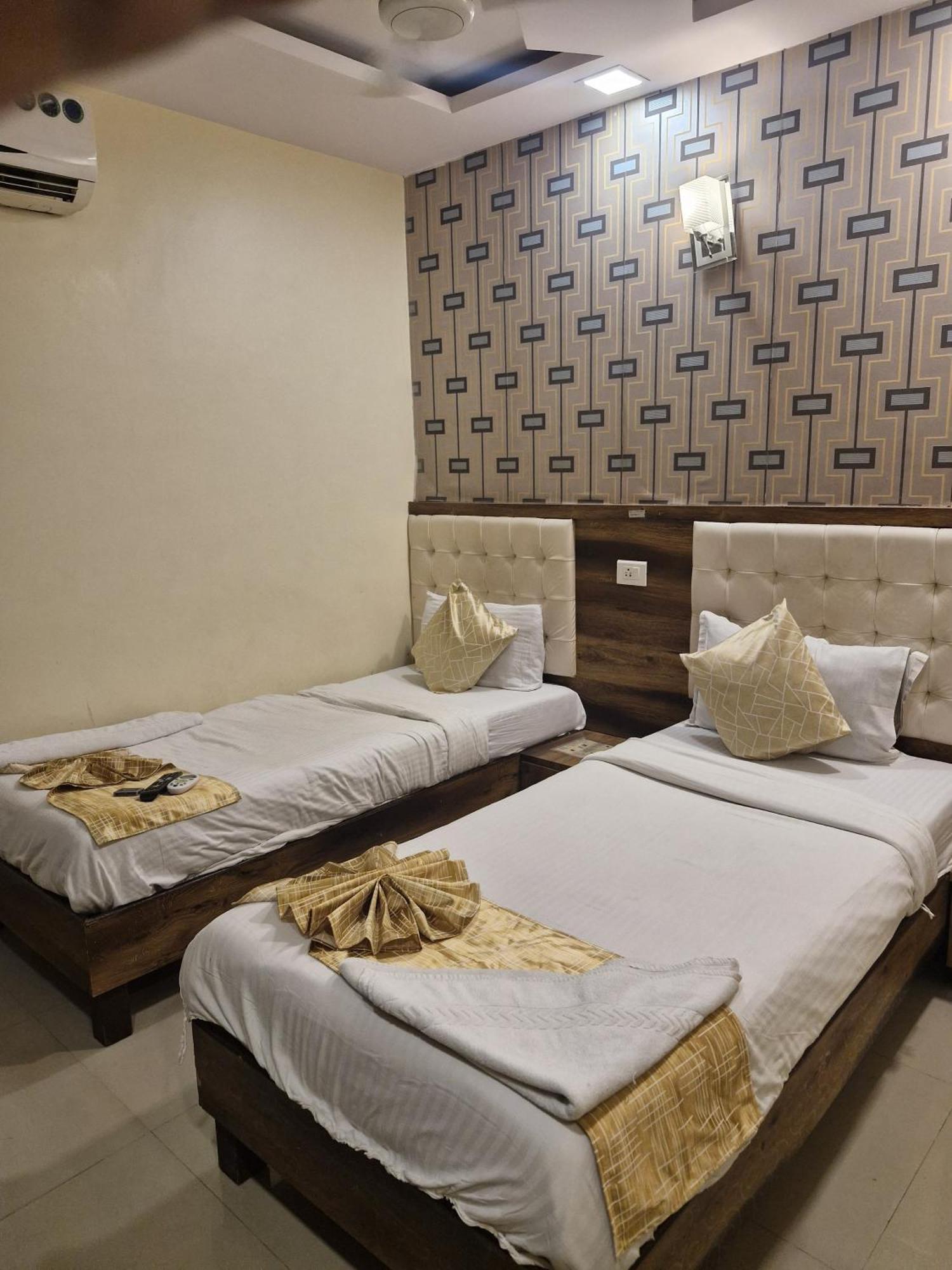 Hotel Crystal Park Near Nesco Exhibition Center 뭄바이 외부 사진