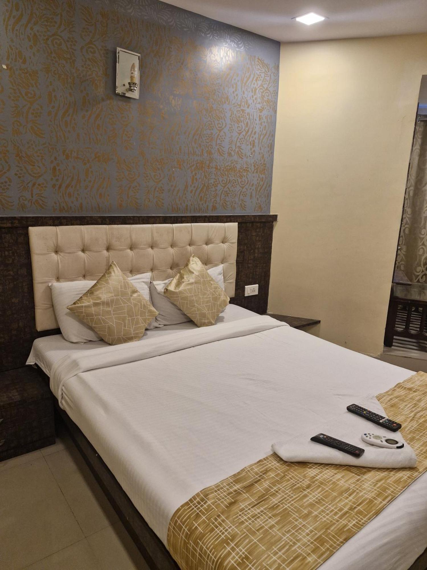 Hotel Crystal Park Near Nesco Exhibition Center 뭄바이 외부 사진