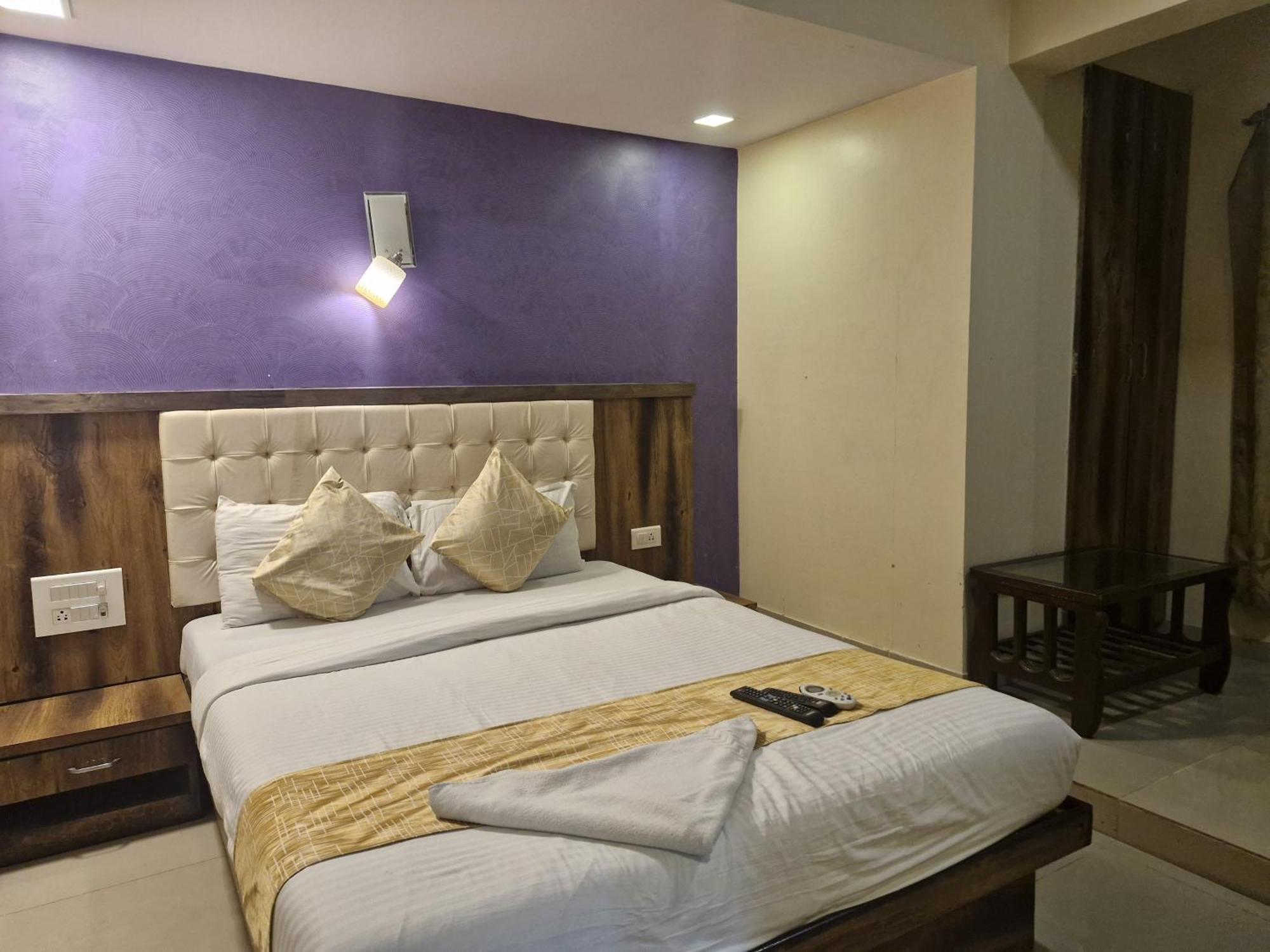 Hotel Crystal Park Near Nesco Exhibition Center 뭄바이 외부 사진