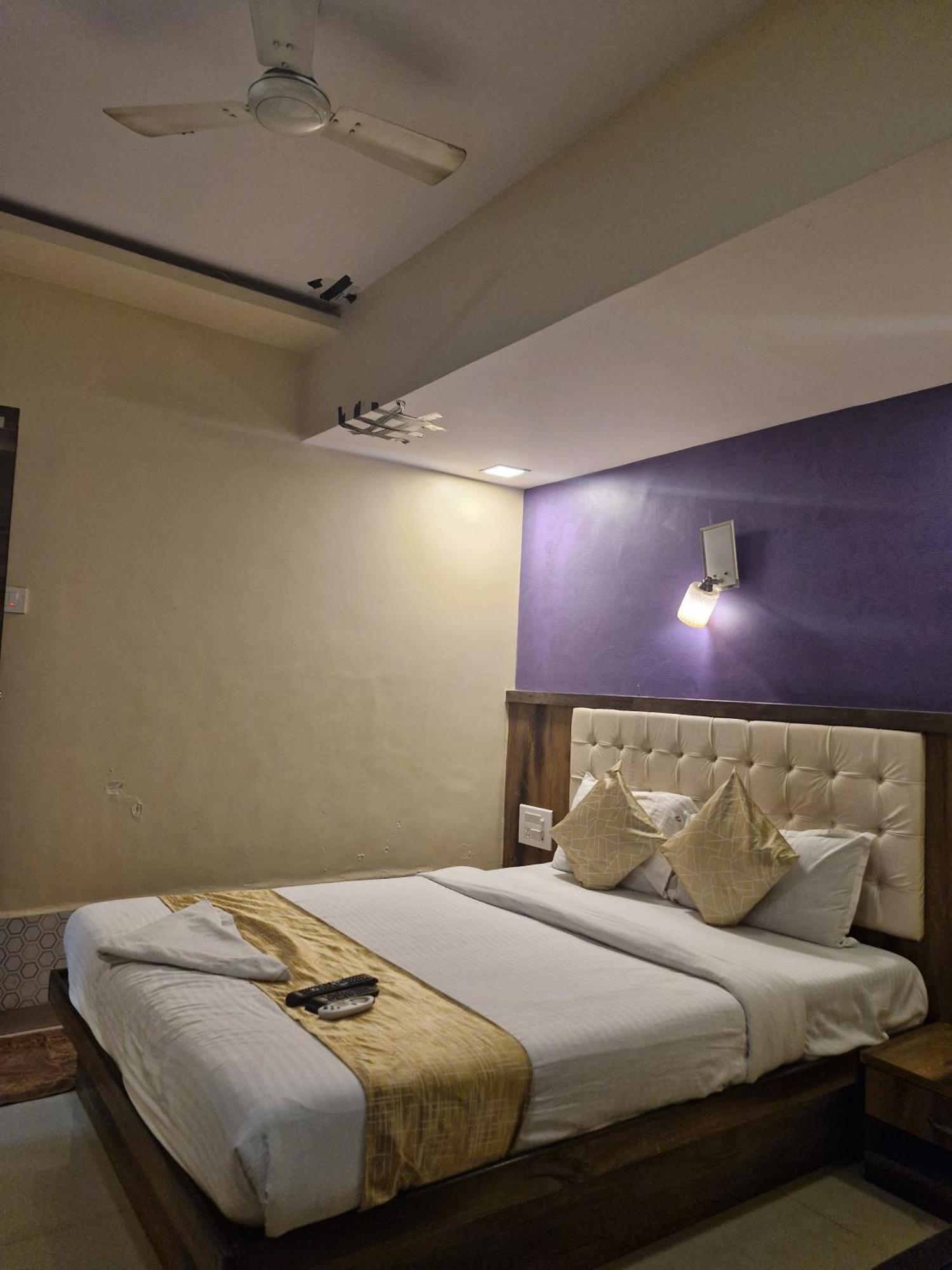 Hotel Crystal Park Near Nesco Exhibition Center 뭄바이 외부 사진