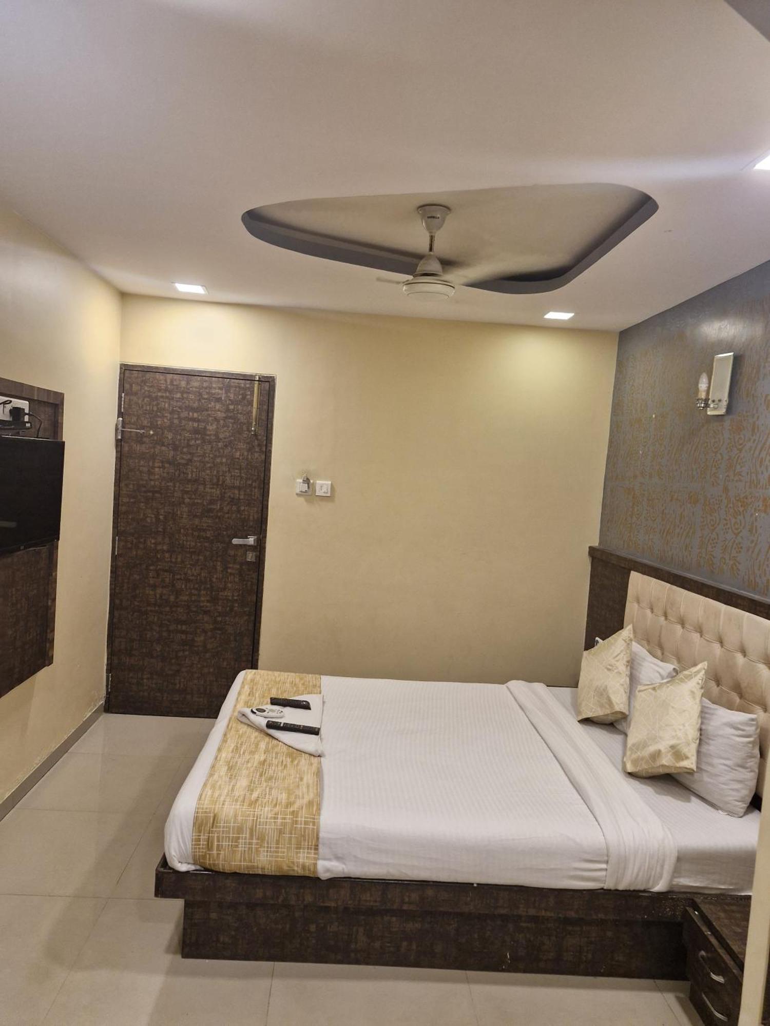 Hotel Crystal Park Near Nesco Exhibition Center 뭄바이 외부 사진