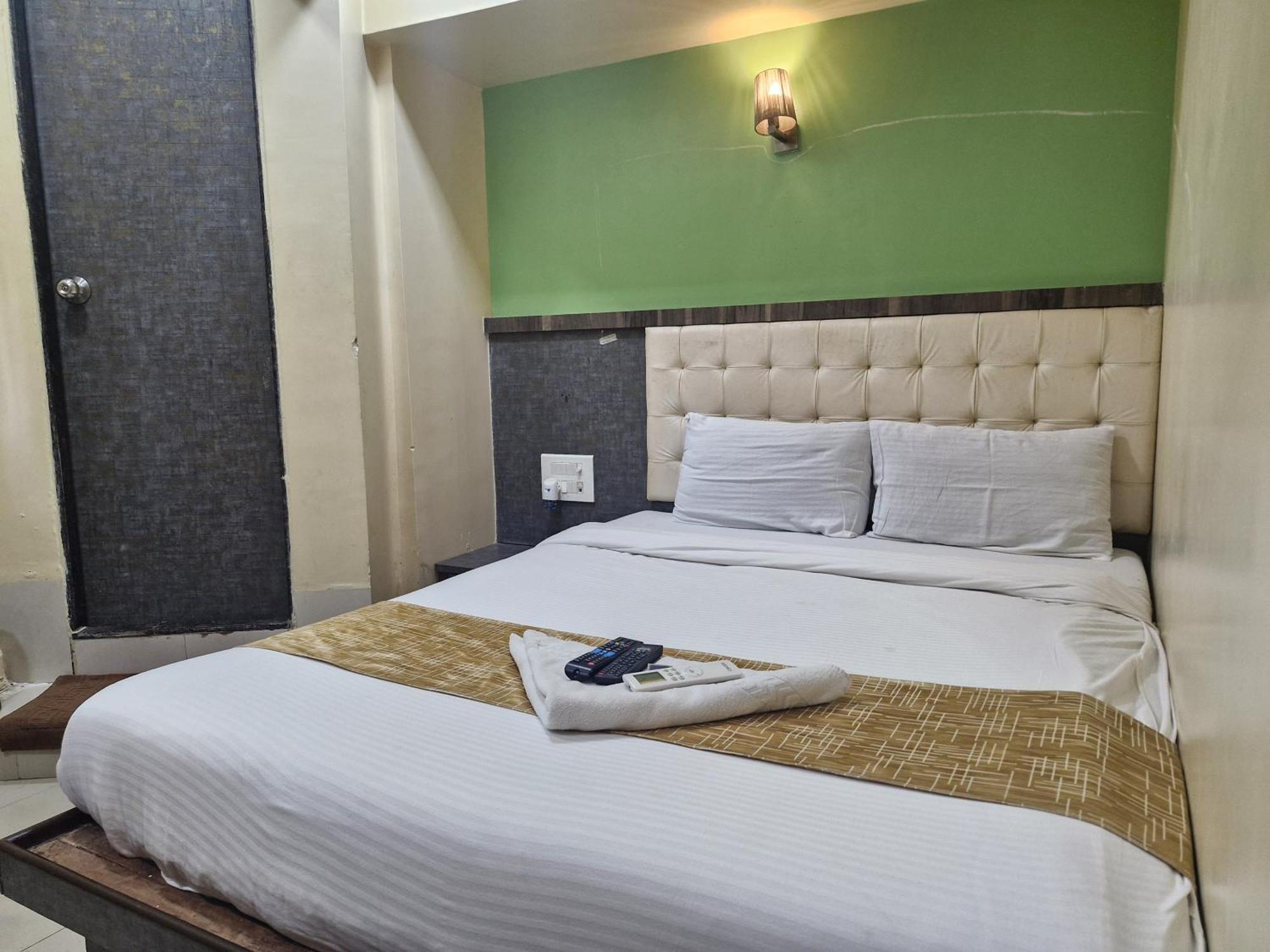 Hotel Crystal Park Near Nesco Exhibition Center 뭄바이 외부 사진