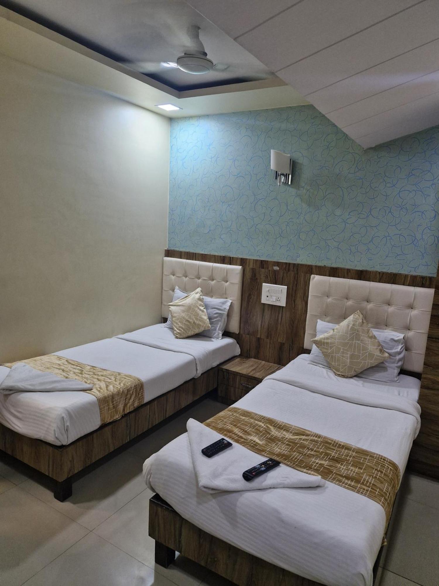Hotel Crystal Park Near Nesco Exhibition Center 뭄바이 외부 사진