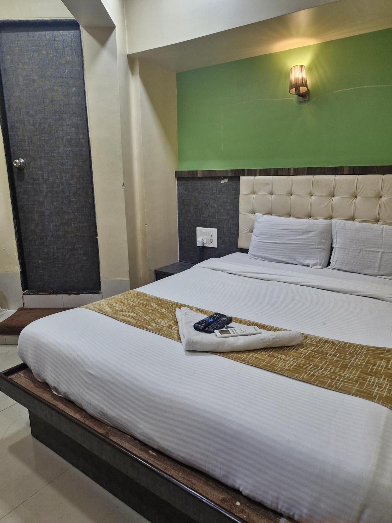 Hotel Crystal Park Near Nesco Exhibition Center 뭄바이 외부 사진