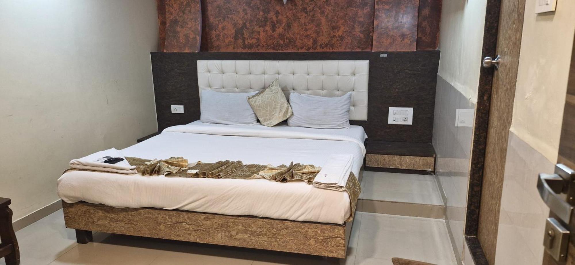 Hotel Crystal Park Near Nesco Exhibition Center 뭄바이 외부 사진