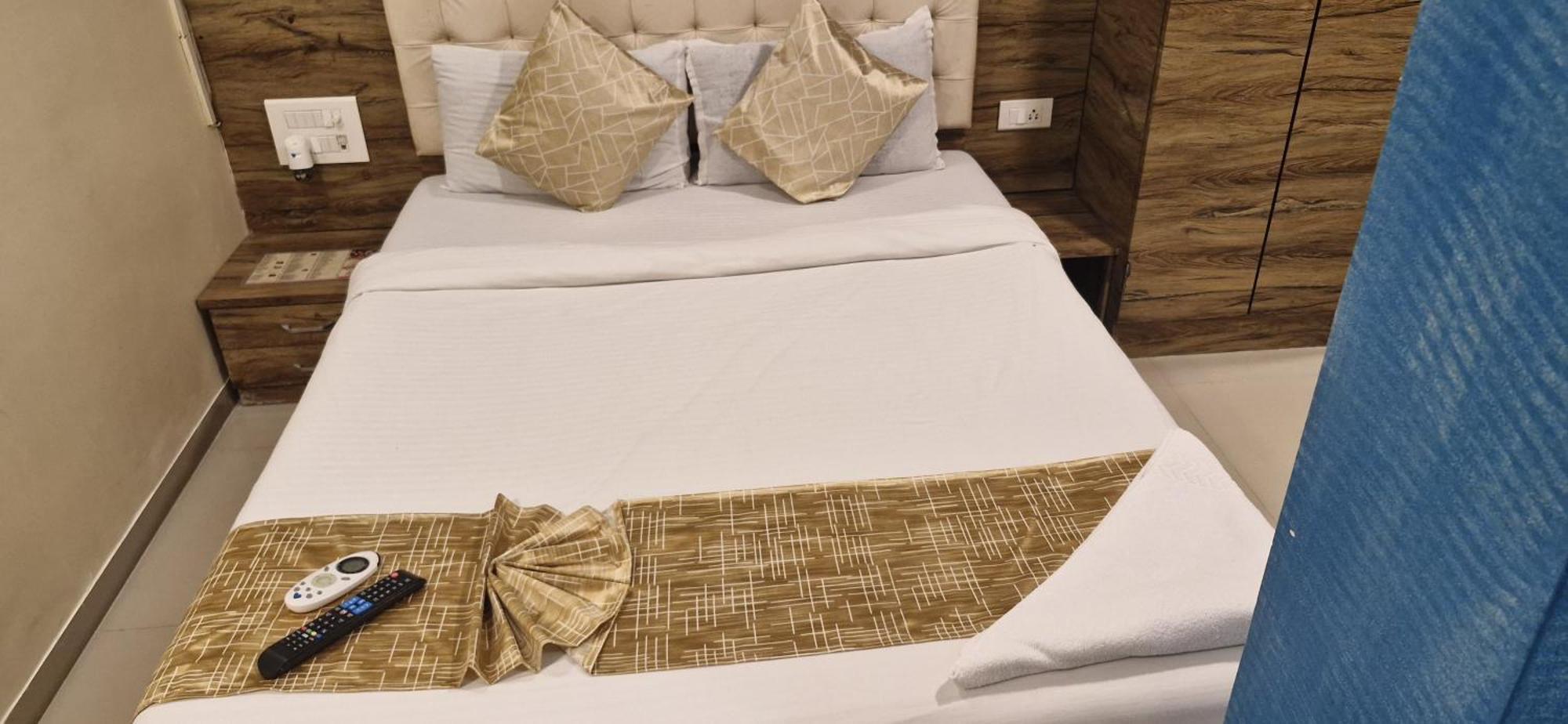 Hotel Crystal Park Near Nesco Exhibition Center 뭄바이 외부 사진