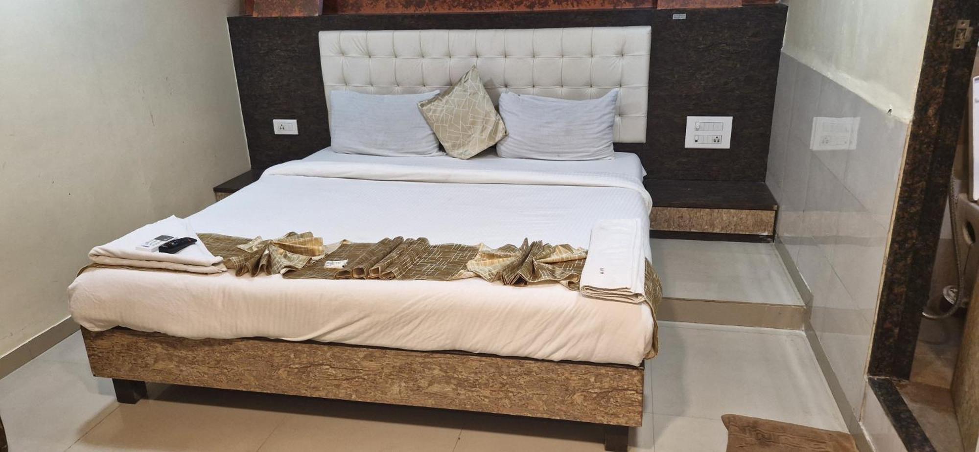 Hotel Crystal Park Near Nesco Exhibition Center 뭄바이 외부 사진